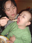 Eten gaat sneller als mamma me een handje helpt